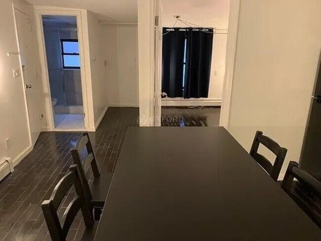 Building Photo - Spacious and renovated 3 bedroom apartment...