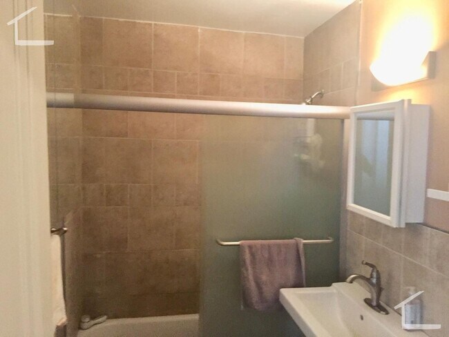 Foto del edificio - Great two bedroom in Cleveland Circle, new kitchen, tons of sunlight