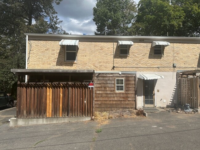 Building Photo - 808 W 11th Ave