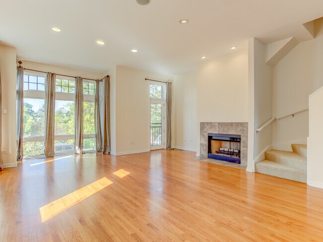 Building Photo - 2849 N Hermitage Ave
