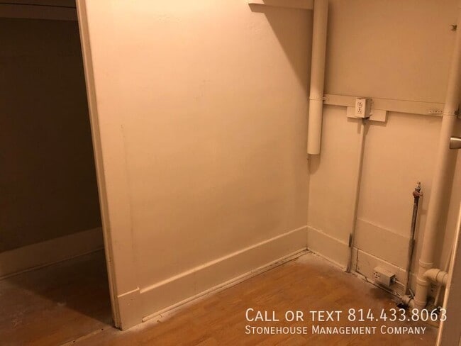 Building Photo - Clean 2nd floor 2 bedroom apartment with n...