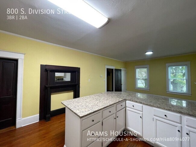 Foto del edificio - 800 S Division St