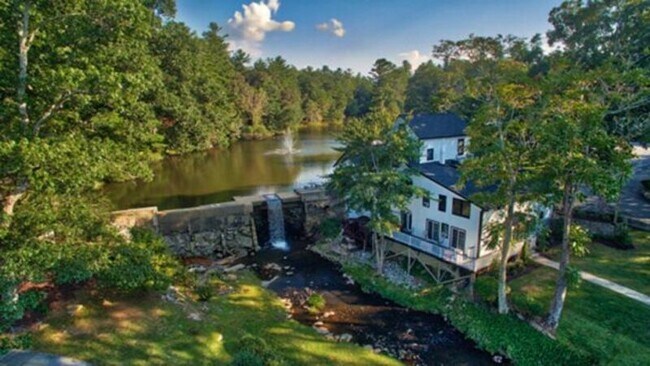 Foto del edificio - 1150 W Blue Ridge Rd
