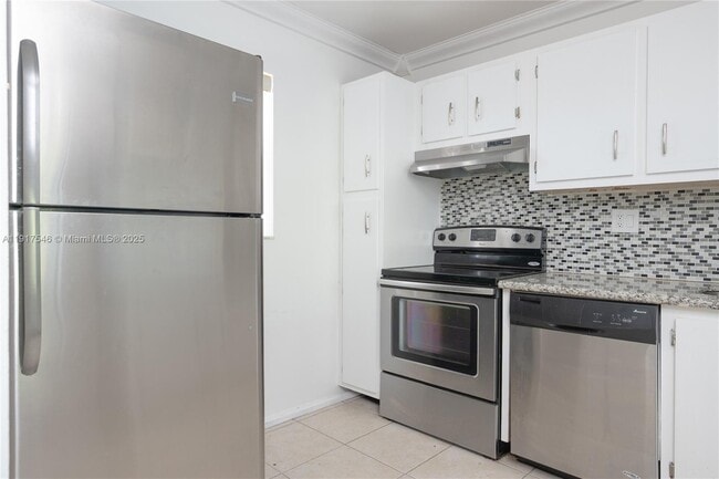 Foto del edificio - 8330 Sands Point Blvd