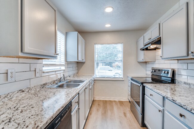 Foto del edificio - 5913 Maple Ln