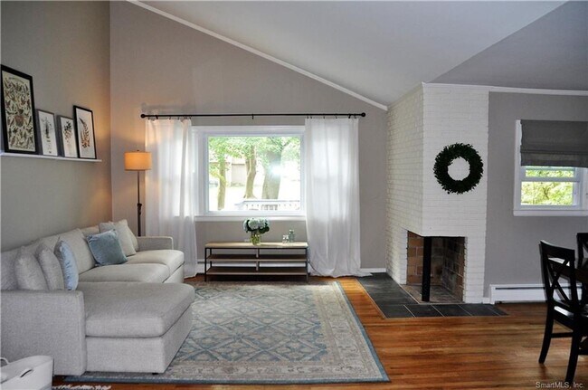 Foto del edificio - Lovely 3 Bedroom 2 Bathroom Single Family Home In Desirable West Hartford