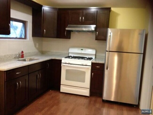 Building Photo - 585 Barnett Pl