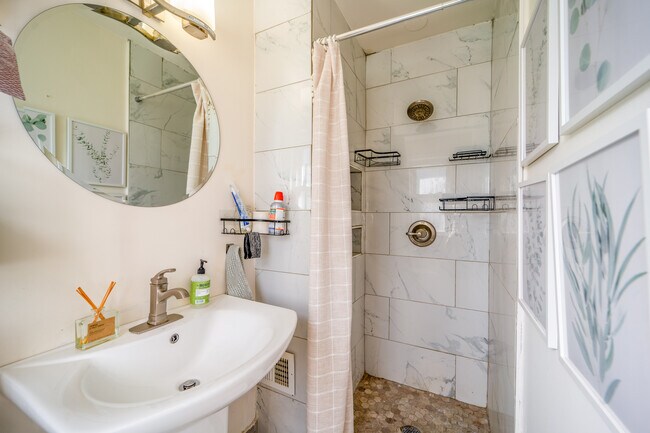 Foto del edificio - 2227 Grayson Pl