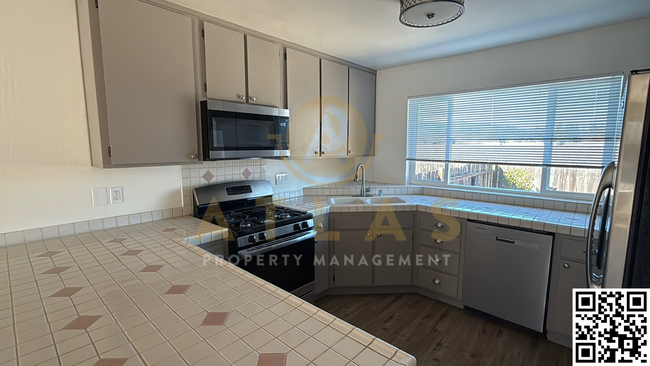 Building Photo - Recently Renovated 2 Bed, 2 Bath Apartment...