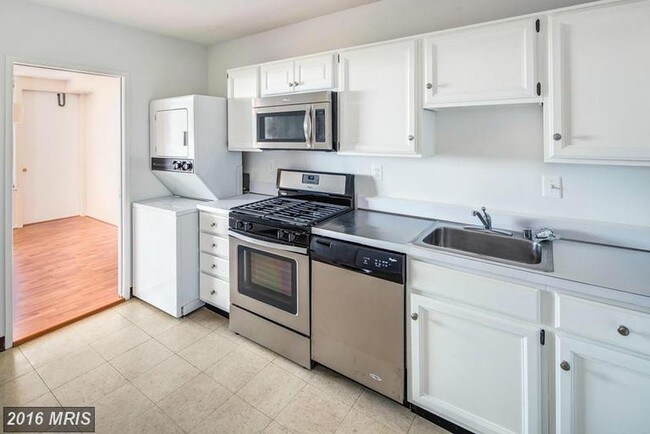 En Waterford se encuentran casas con fachada de estuco. - 3705 S George Mason Dr