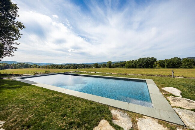 Foto del edificio - 121 Quaker Hill Rd