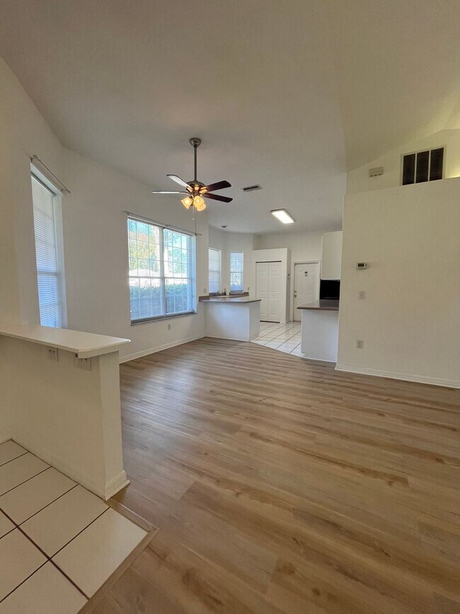 Foto del edificio - NEW VINYL PLANK FLOORING!! Pine Lakes Subdivision Corner Lot!