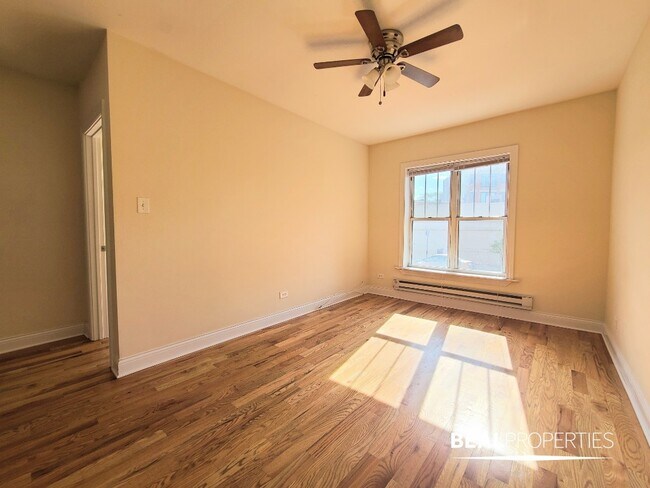 Building Photo - 953 W Cornelia Ave