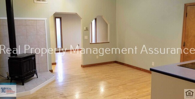 Building Photo - Serene and Private 3 BR/2BA Ranch Style Ho...