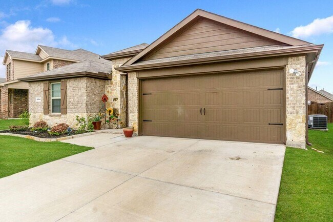 Building Photo - Beautiful 4 bedroom home has extensive til...