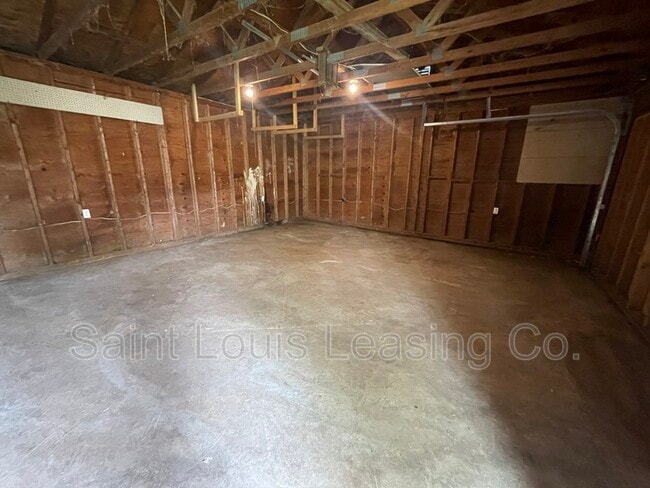Building Photo - 6042 Evergreen Blvd