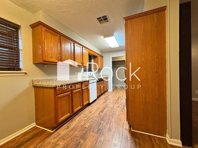 Foto del edificio - 3 Bedroom Home with Brand New Carpet *$300...
