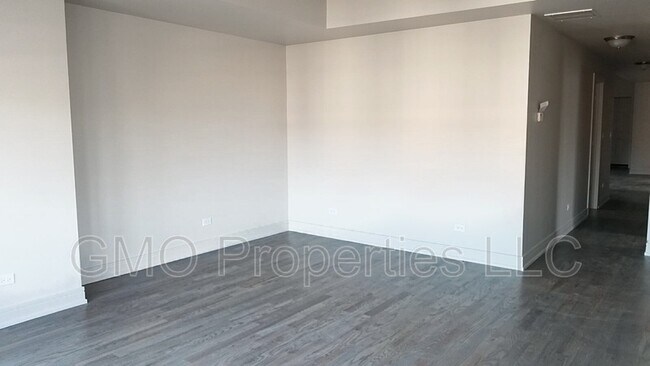 Building Photo - 211 N Kilbourn Ave