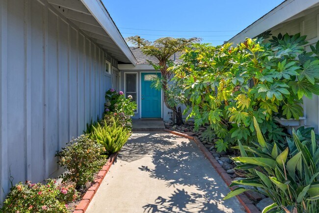 Building Photo - Beautiful Newbury Park  4 Bedroom 2 Bath Home