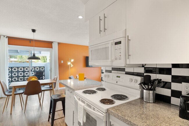 Foto del edificio - Charming 2-Bed Garden Apartment in Serene ...