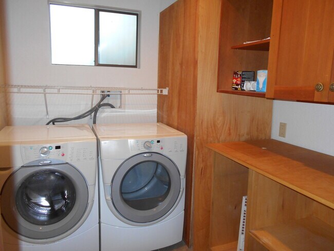 Foto del edificio - 4 Bedroom, 2 bathrom Split-Level Home In Quiet Ferndale Naighborhood
