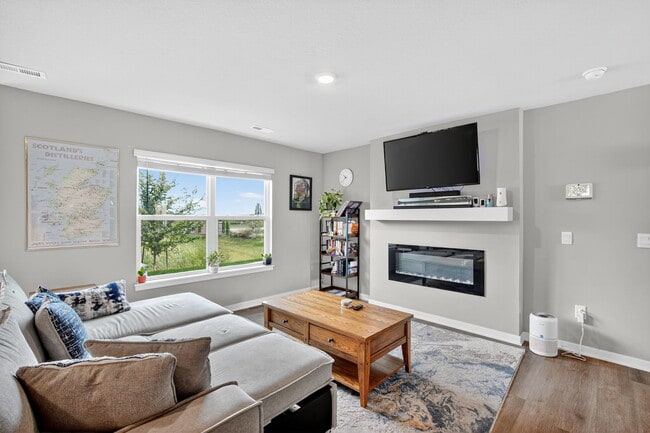 Building Photo - 2541 SE Hawkins Dr