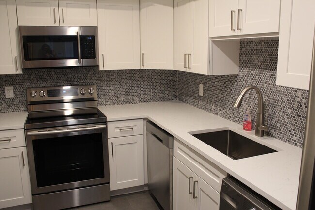 Building Photo - 6797 Willow Wood Dr