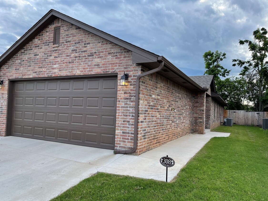 Walk to downtown Edmond! 3 bed 2 bath 2 c... - Walk to downtown Edmond!  3 bed 2 bath 2 c...