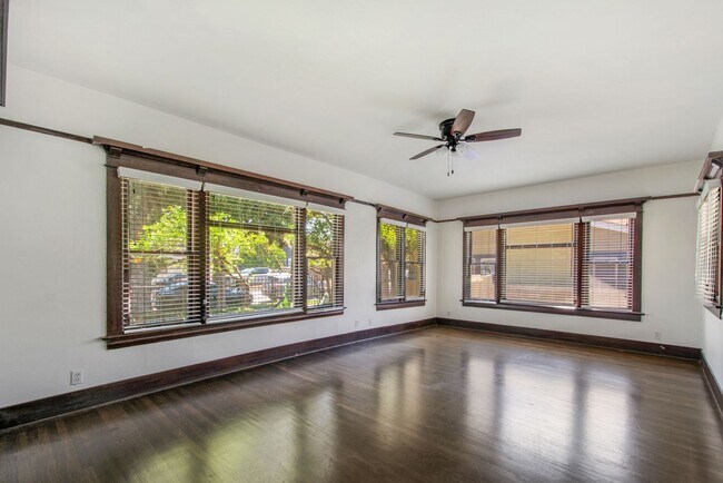 Foto del edificio - Charming craftsman home located in the hig...