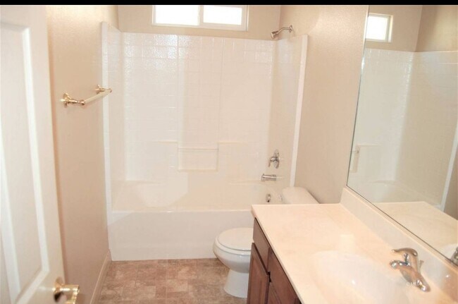 Building Photo - 767 Moss Dr