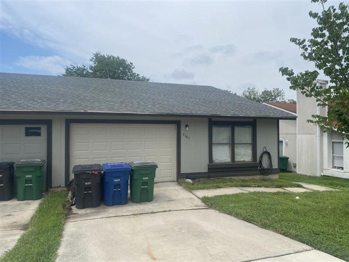 Cute 2/2 duplex with a garage - Cute 2/2 duplex with a garage