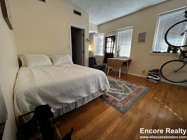 Building Photo - 92 Gordon St