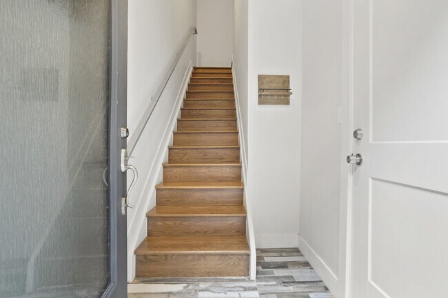 Building Photo - Live in Style, Stunning Townhome for Rent