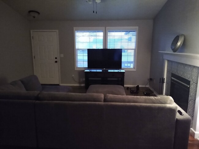 Building Photo - 955 Pheasant Ct