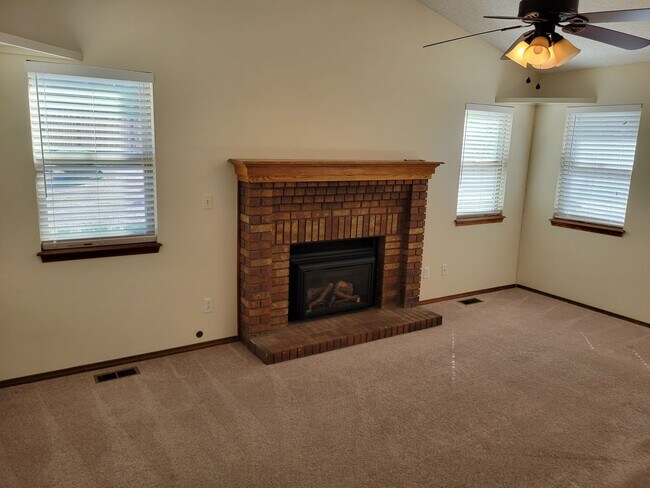 Foto del edificio - 8155 Tulip Tree Ct