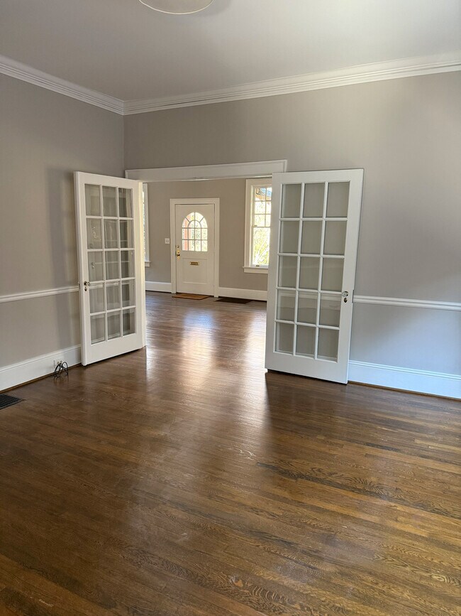 Foto del edificio - 719 Elmont Dr