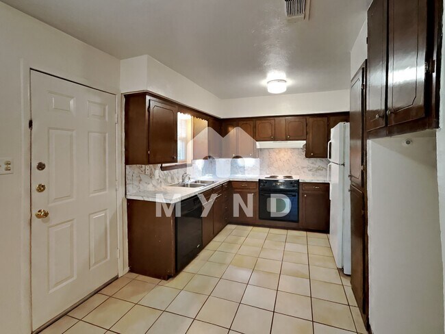 Building Photo - 611 Highland Ave Unit A