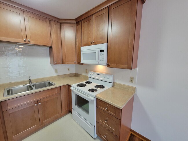Building Photo - 2123 Crescent Dr