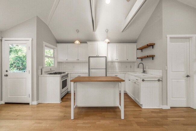 Foto del edificio - 21303 Ibanez Ave