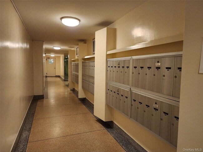Foto del edificio - 65-65 Wetherole St