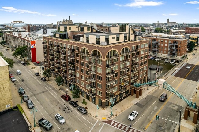 Building Photo - 102 N Water St