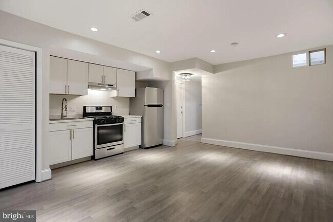 Foto del edificio - 1712 West Virginia Ave NE