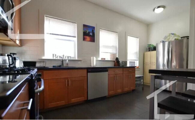 Foto del edificio - HOT ALLSTON LISTING!!!!