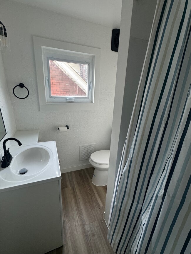 Photo - 1355 Drey St House