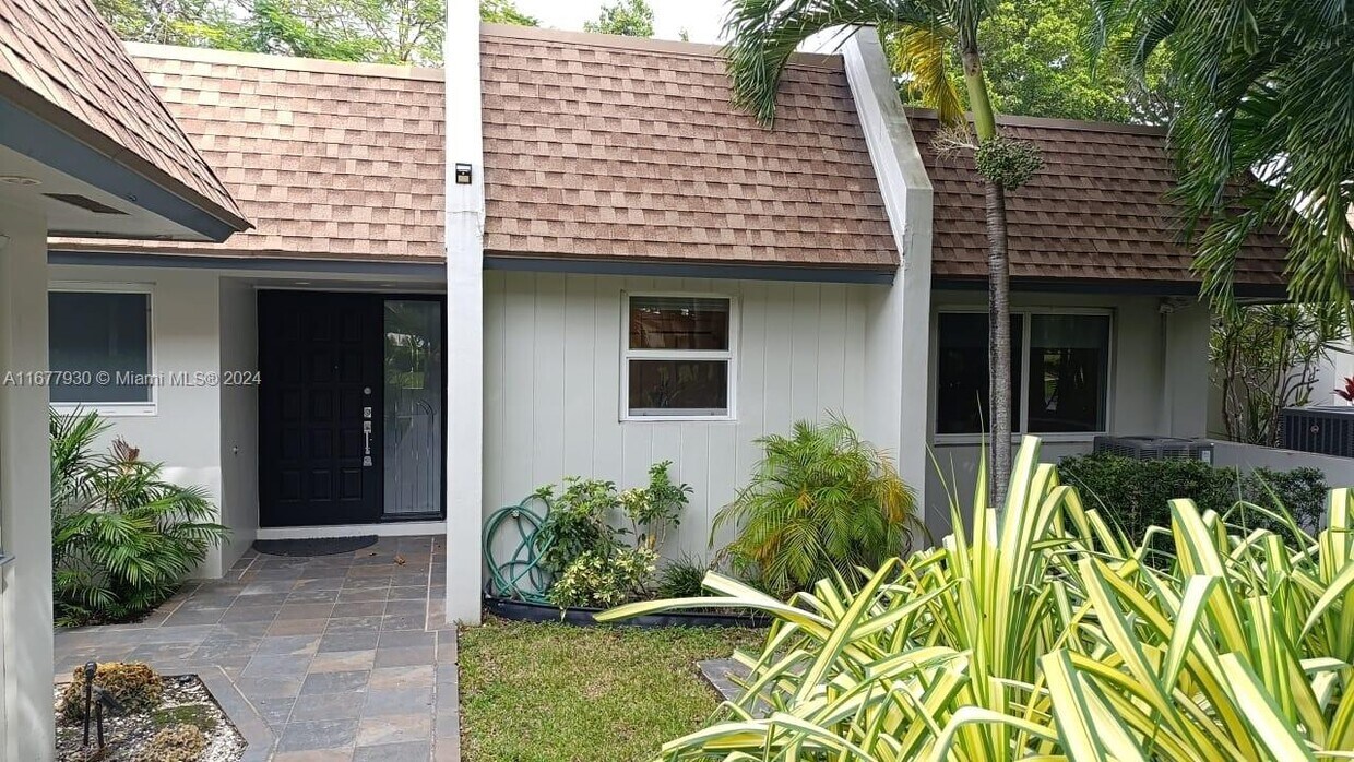 Building Photo - 4023 N Cypress Dr