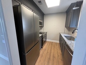 Building Photo - 2812 Cranbrook Dr