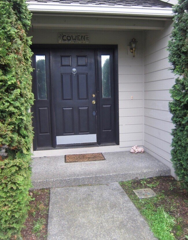 Building Photo - Large 2 story home Campus Highlands - 4 be...