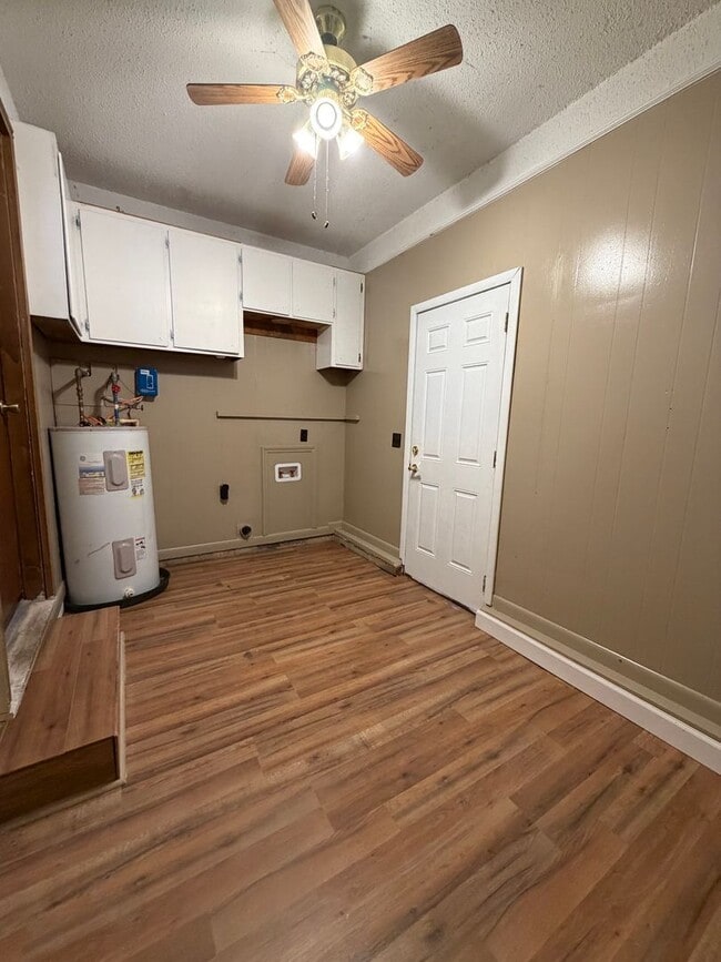 Building Photo - 1,640 Sq Ft | 4 Bed | 2 Bath