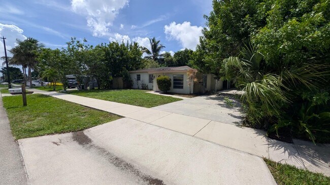 Foto del edificio - 1448 NE 27th Ct