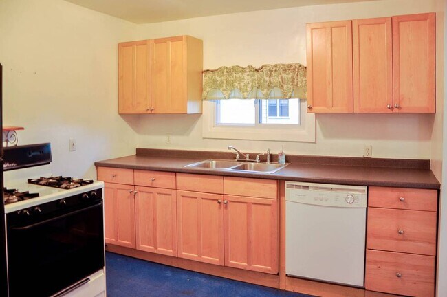 Building Photo - 504 S Cayuga St